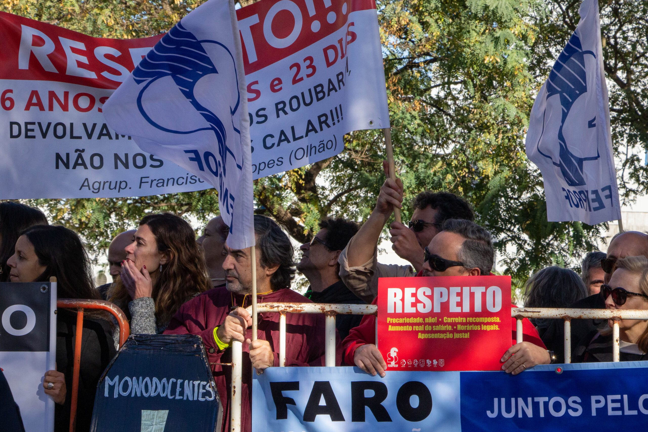 Sul Informação - «Respeito» pediram professores ao ministro que “fugiu” pelas traseiras