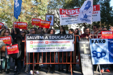 Sul Informação - «Respeito» pediram professores ao ministro que “fugiu” pelas traseiras