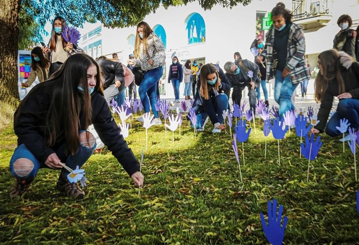 Sul Informação - 800 mãos roxas assinalaram Dia pela Eliminação da Violência contra as Mulheres em Beja