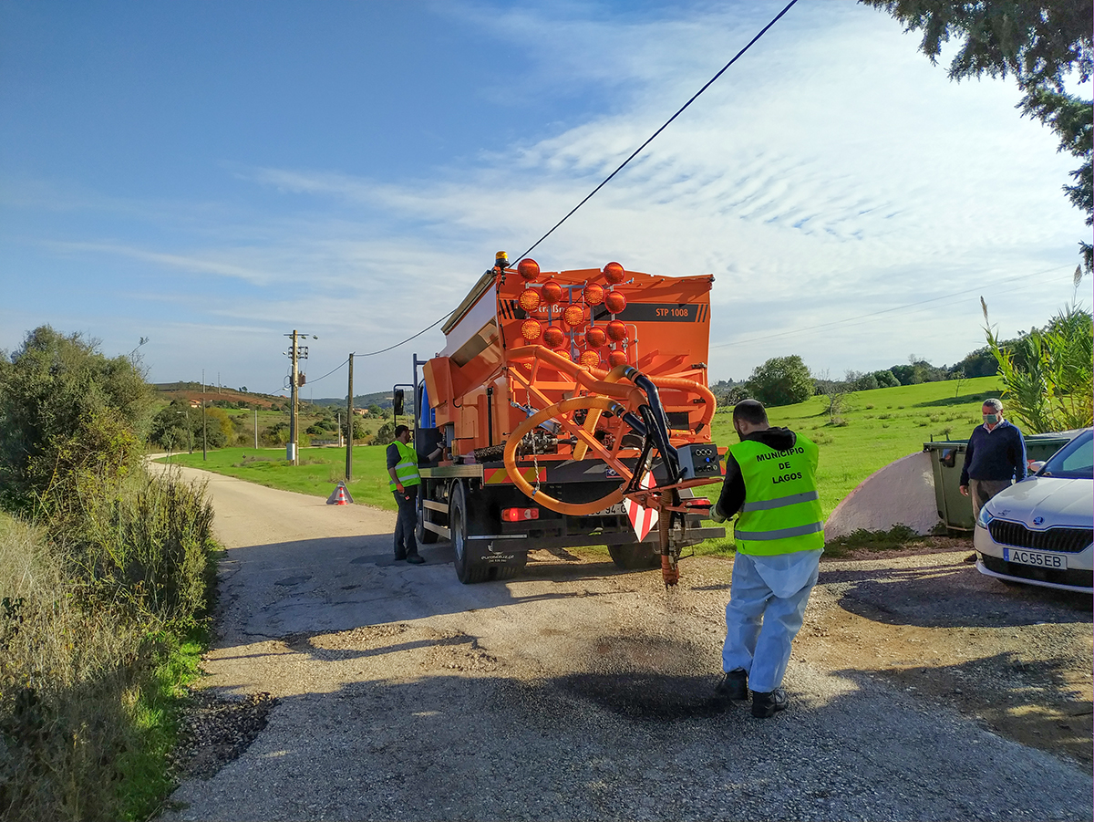 Sul Informação - Lagos compra máquina para reparar estradas com mais «qualidade e rapidez»