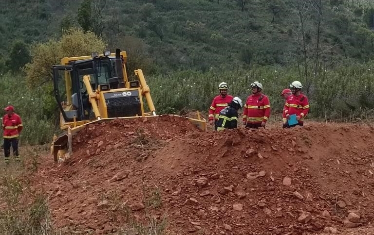 Sul Informação - Agentes de Proteção Civil do Algarve aprendem a usar máquinas de rasto para combater incêndios