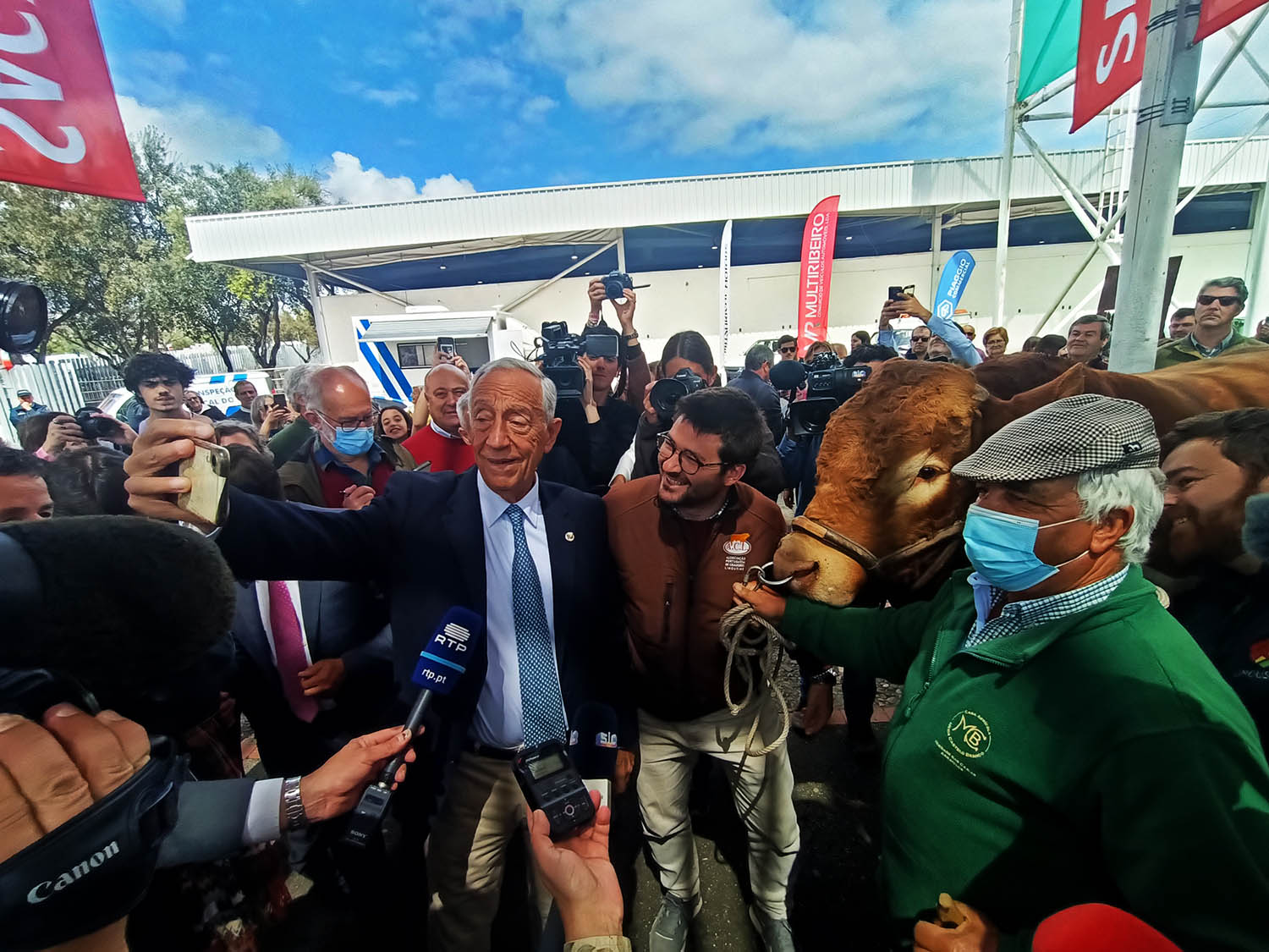 Sul Informação - Sem máscara, com beijos e selfies: foi assim o regresso de Marcelo à Ovibeja [com fotos]