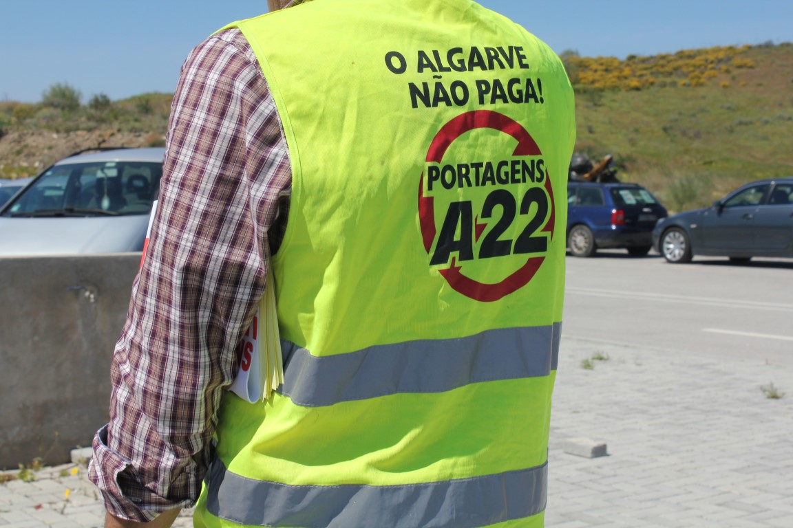 Sul Informação - Utentes da Via do Infante vestem coletes amarelos para protestar contra as portagens