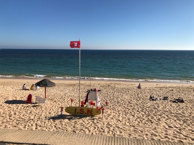 Sul Informação - Interdição em praias algarvias devido à maré vermelha pode durar dias