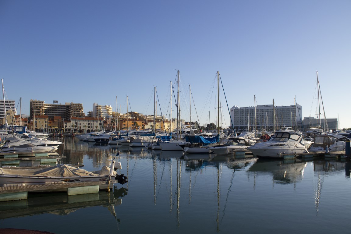 Sul Informação - Estaleiros de Faro e Marina de Vilamoura “desfazem-se” de barcos abandonados