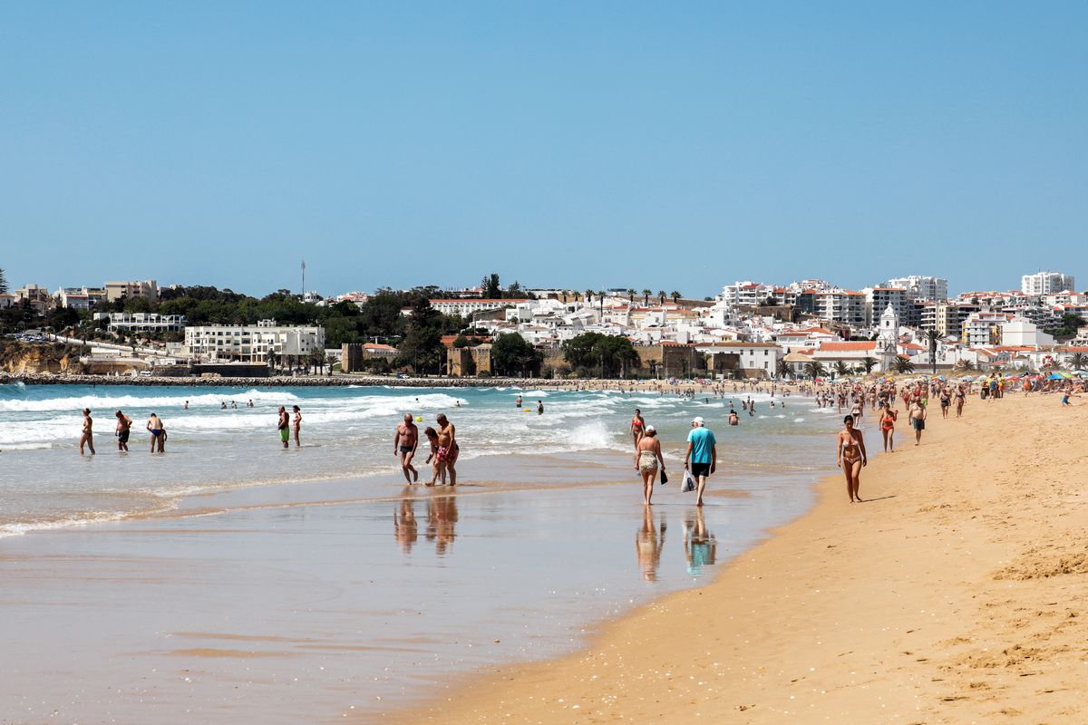Sul Informação - Meia Praia de Lagos vai ser limpa por “heróis do lixo”