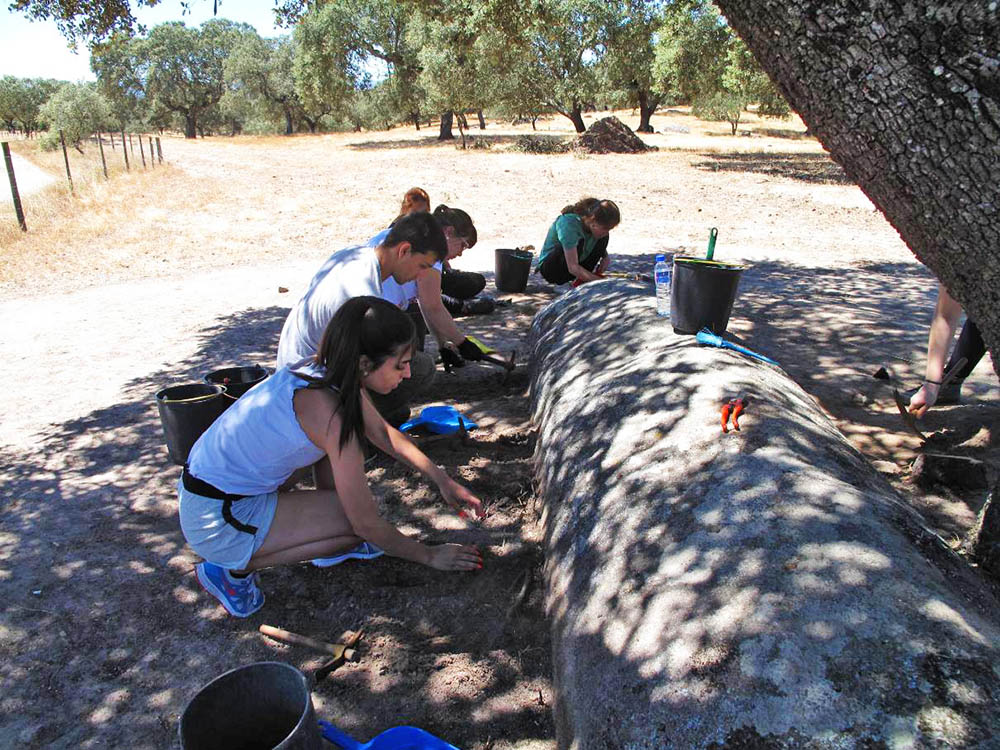 Sul Informação - Alunos da Universidade de Évora estudam menir colossal em Arraiolos