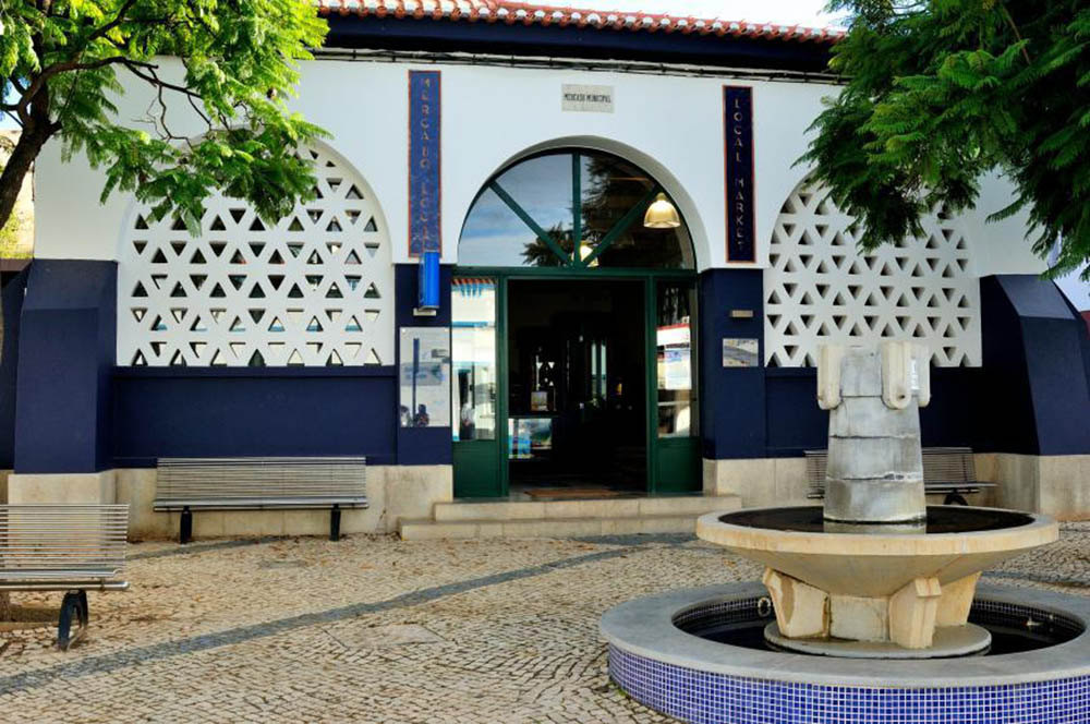 Sul Informação - Exposição de Natal produzida pelos alunos pode ser vista no Mercado Local de Castro Marim