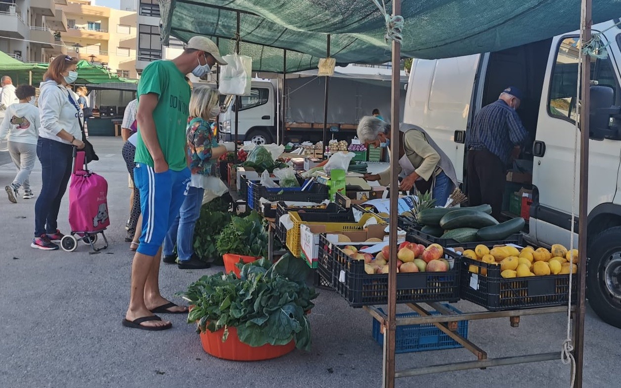 Sul Informação - Vendedores do Mercado de Quarteira passam a atender apenas quem usar máscara