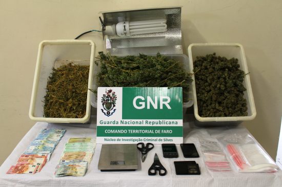 Sul Informação - GNR detem homem e apreende 2,2 quilos de canábis em São Bartolomeu de Messines