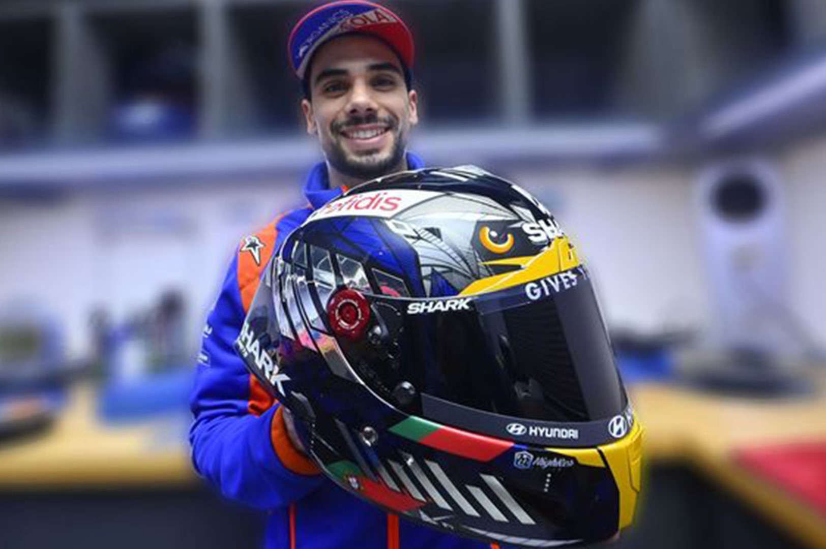 Sul Informação - Miguel Oliveira oferece capacete autografado para ajudar jovem algarvio agredido em Espanha