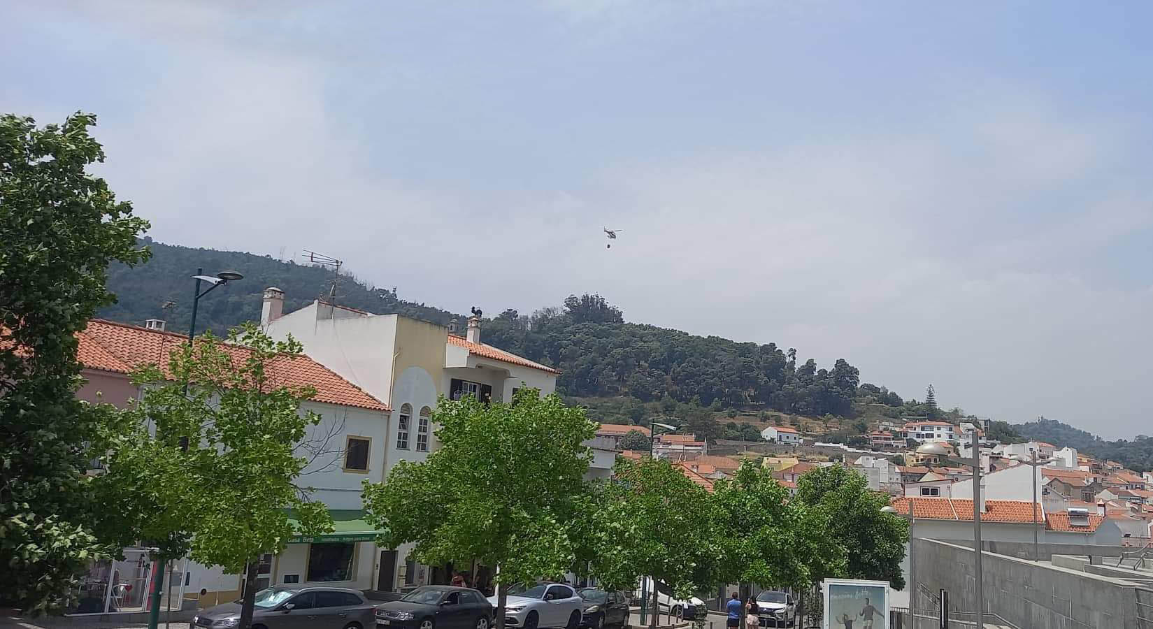 Sul Informação - Quatro meios aéreos combatem incêndio às portas de Monchique