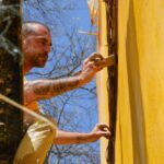 Sul Informação - Mural «amarelão» interpela transeuntes frente à Câmara de Portimão