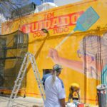 Sul Informação - Mural «amarelão» interpela transeuntes frente à Câmara de Portimão