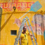 Sul Informação - Mural «amarelão» interpela transeuntes frente à Câmara de Portimão