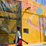 Sul Informação - Mural «amarelão» interpela transeuntes frente à Câmara de Portimão