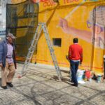Sul Informação - Mural «amarelão» interpela transeuntes frente à Câmara de Portimão