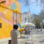 Sul Informação - Mural «amarelão» interpela transeuntes frente à Câmara de Portimão