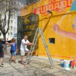 Sul Informação - Mural «amarelão» interpela transeuntes frente à Câmara de Portimão