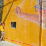Sul Informação - Mural «amarelão» interpela transeuntes frente à Câmara de Portimão