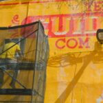 Sul Informação - Mural «amarelão» interpela transeuntes frente à Câmara de Portimão