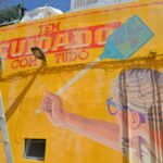 Sul Informação - Mural «amarelão» interpela transeuntes frente à Câmara de Portimão