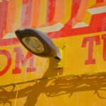 Sul Informação - Mural «amarelão» interpela transeuntes frente à Câmara de Portimão