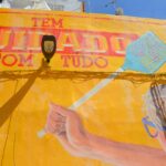 Sul Informação - Mural «amarelão» interpela transeuntes frente à Câmara de Portimão