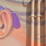 Sul Informação - Mural «amarelão» interpela transeuntes frente à Câmara de Portimão