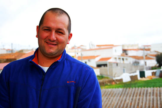 Sul Informação - Jovem empresário lança-se na exportação de bolo de Martim Longo para França