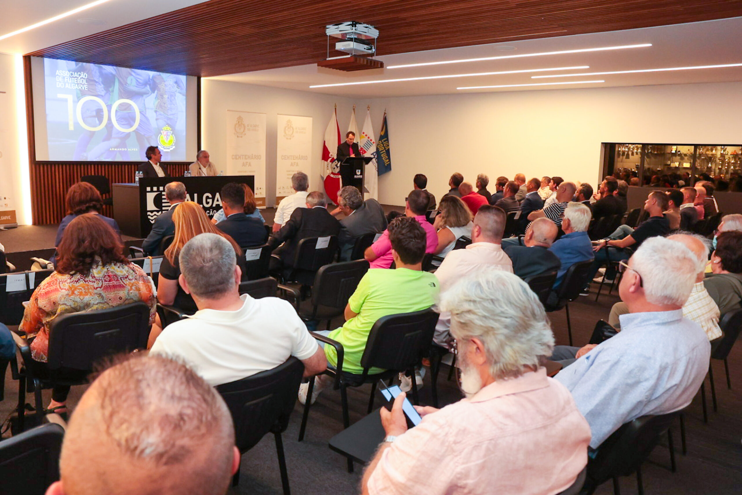 Sul Informação - Livro dos 100 anos da Associação de Futebol do Algarve apresentado com casa cheia