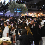 Sul Informação - Carvoeiro invadida por multidão em mais uma noite a preto e branco