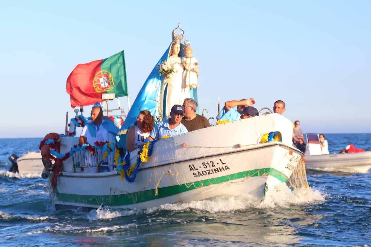 Sul Informação - Procissão pelo mar, fogo de artifício e música celebram Senhora da Orada em Albufeira