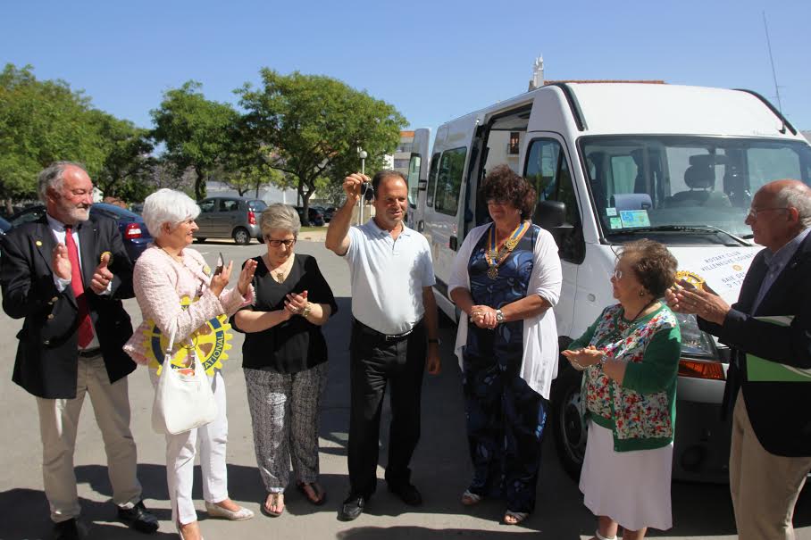 Sul Informação - Rotários oferecem carrinha adaptada à Fundação Irene Rolo de Tavira