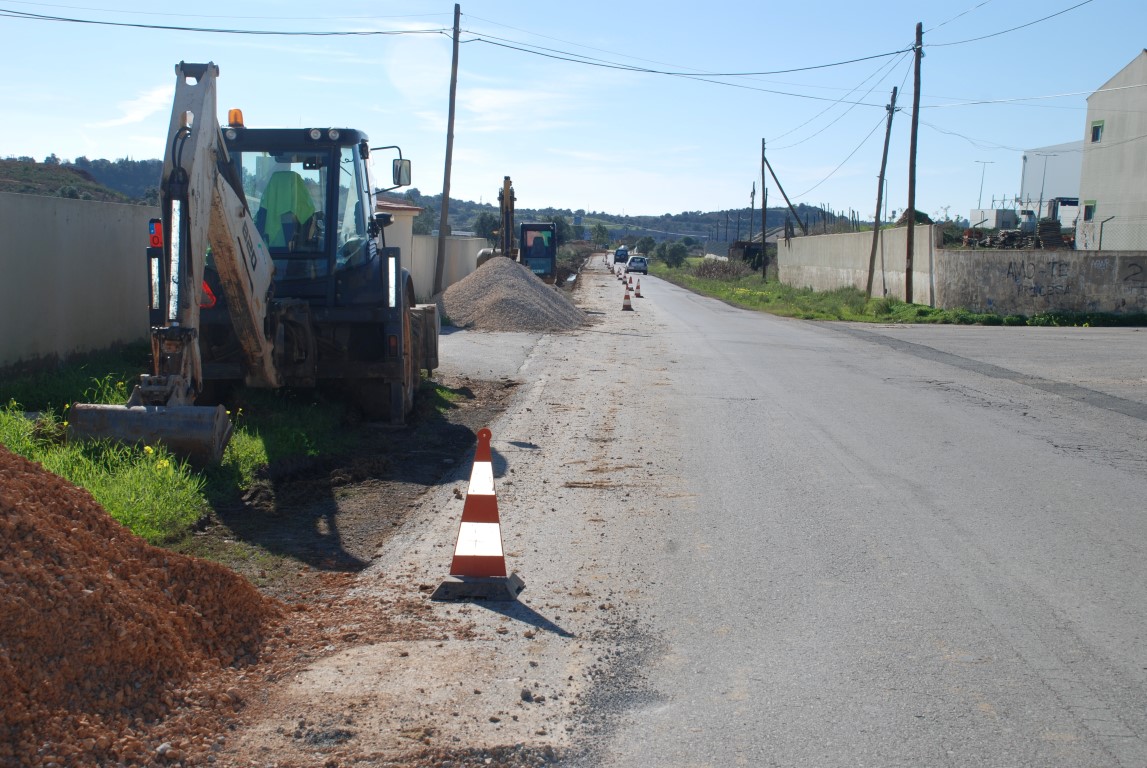 Sul Informação - Estrada Municipal 526-1 entre Algoz e Guia está a ser repavimentada
