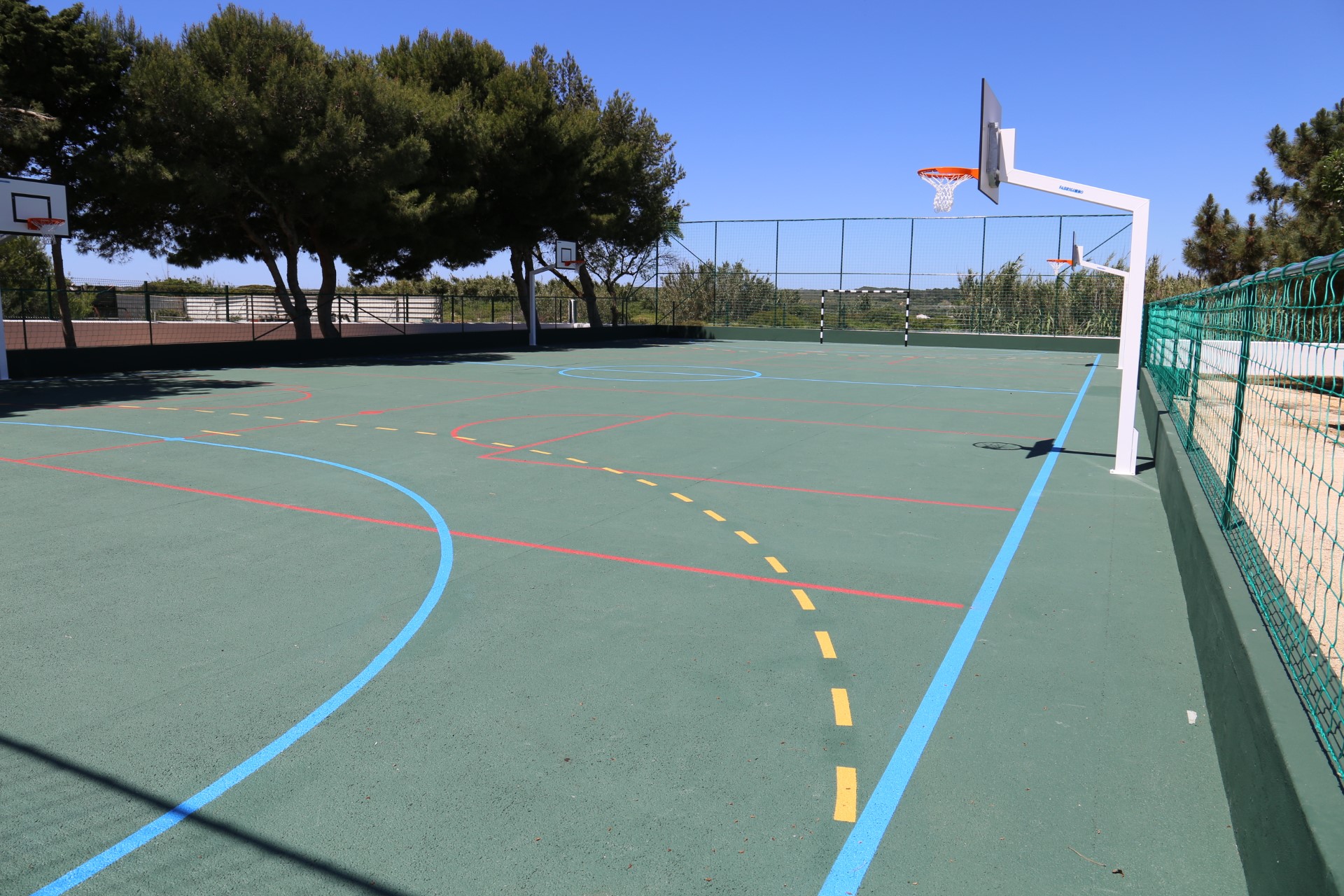 Sul Informação - Obra de reabilitação do muro e do campo de jogos da Escola Básica de Sagres foi concluída