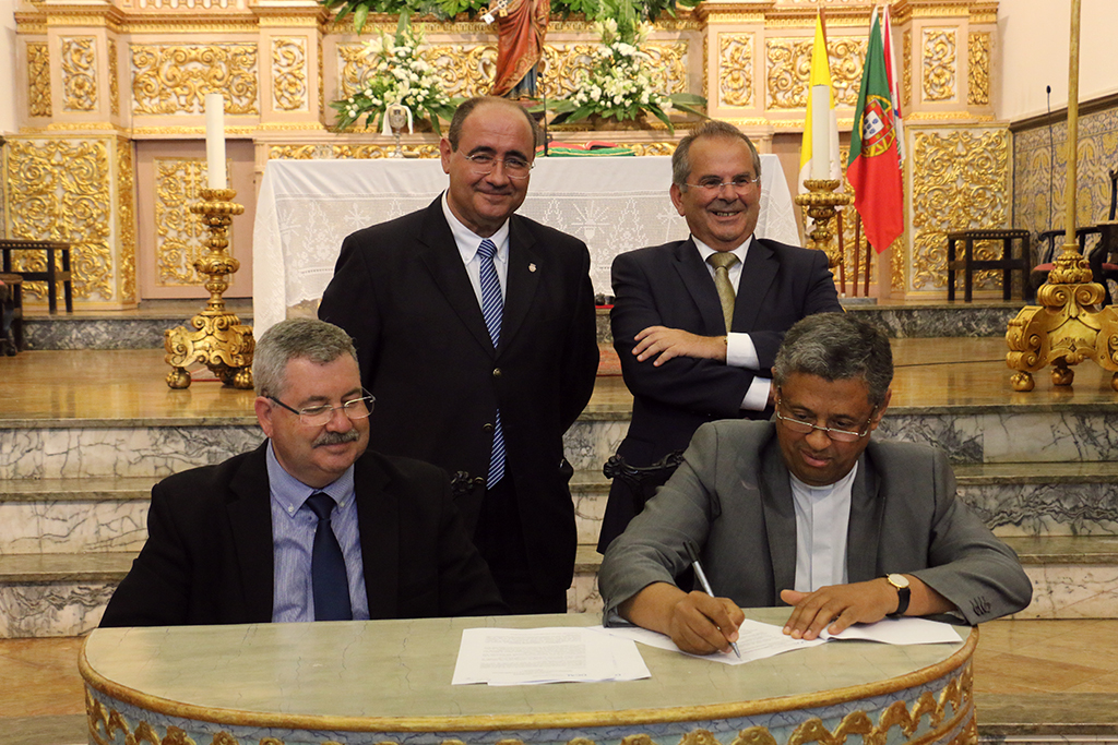Sul Informação - Obra ajuda presbitério da Igreja de S. Pedro de Faro a aproximar-se das suas origens e das pessoas