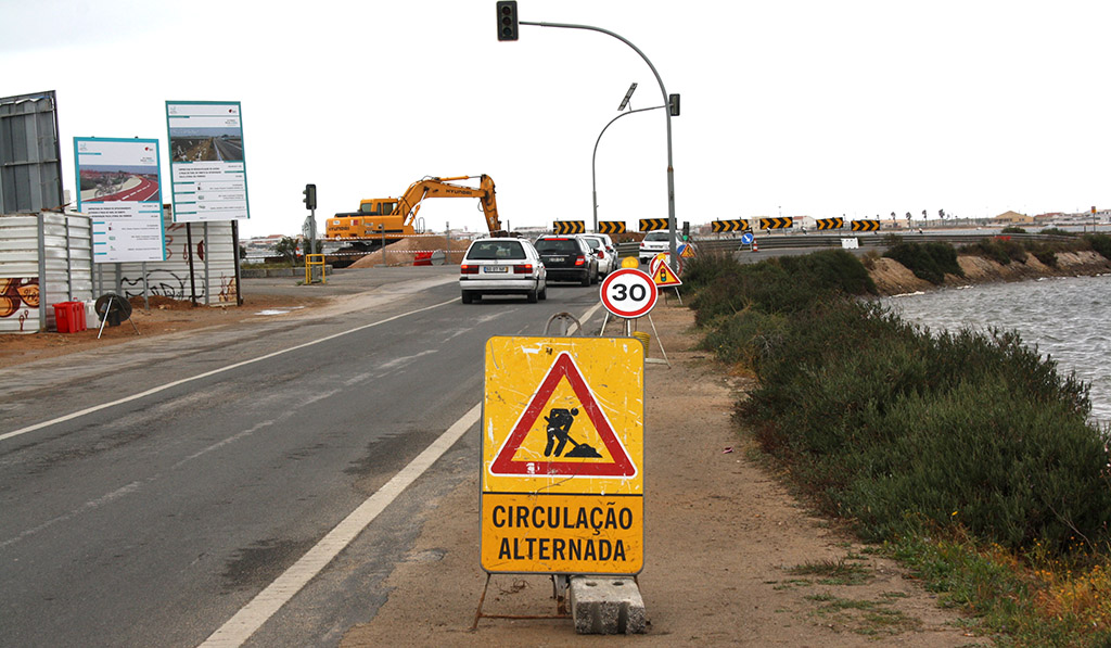 Sul Informação - Obras no acesso à Praia de Faro não estão paradas, apenas à espera de material