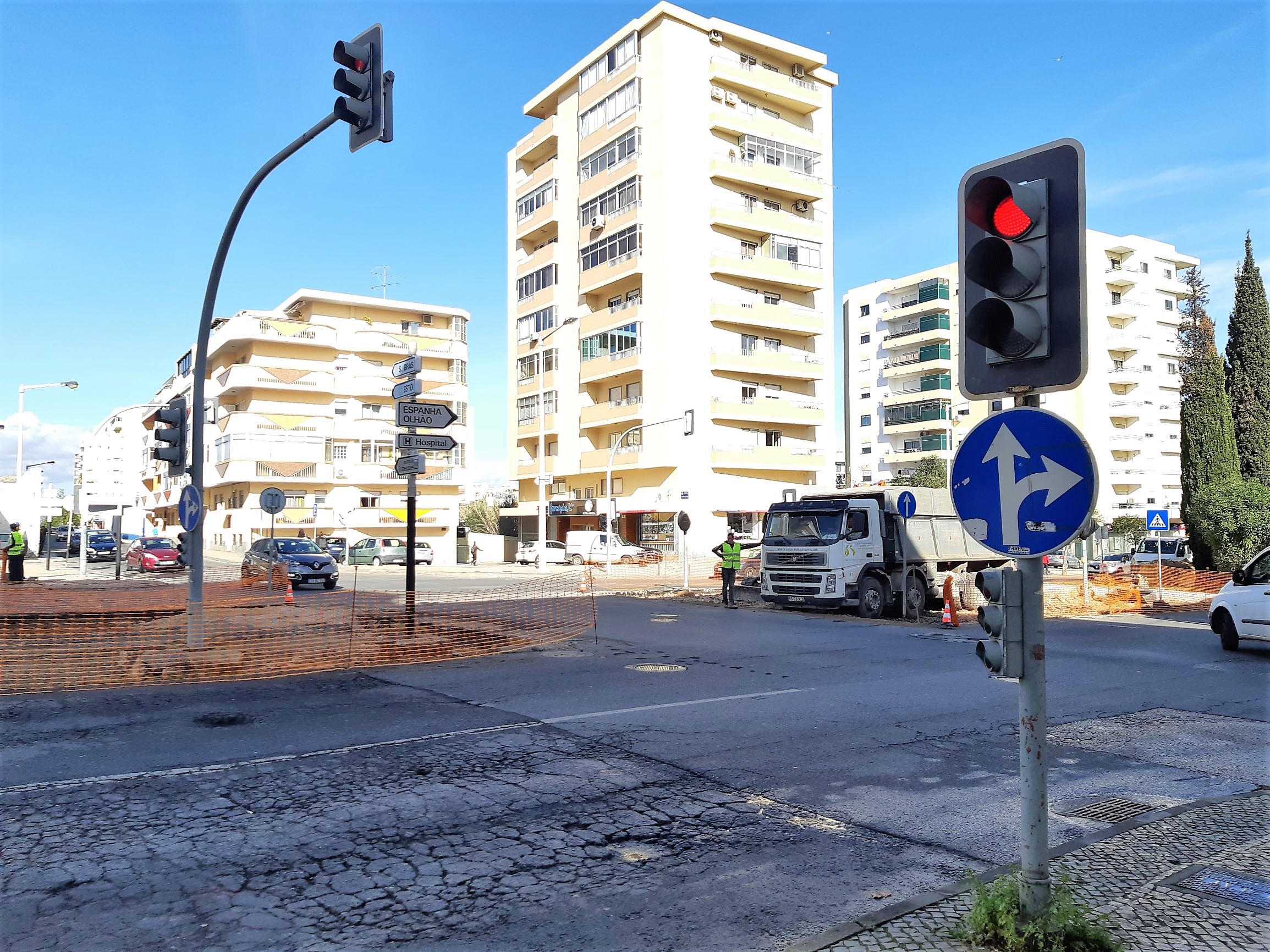 Sul Informação - Construção de rotunda na Gulbenkian condiciona trânsito em Faro