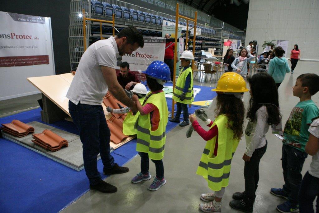 Sul Informação - Crianças experimentam profissões no Portimão Arena