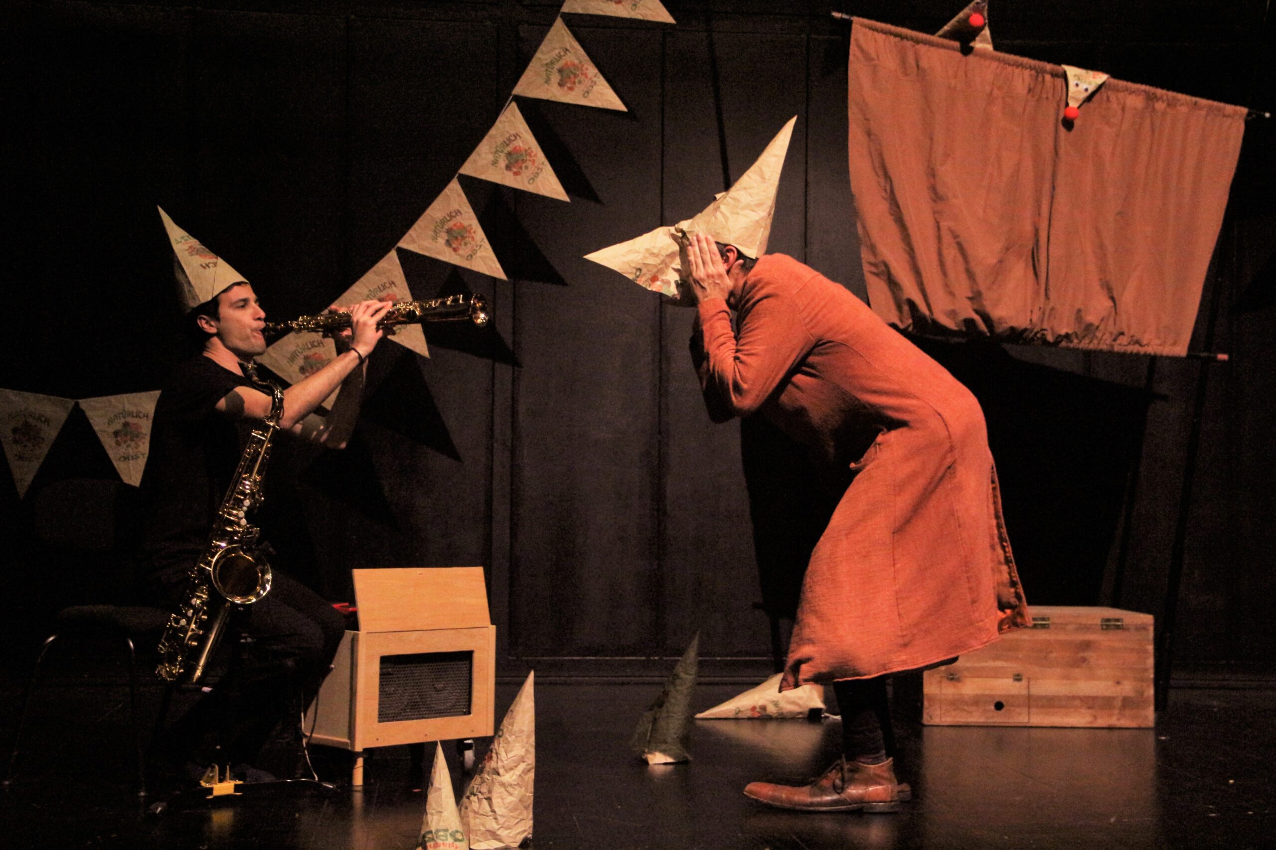 Sul Informação - Humor e poesia fazem “Um Grande Embrulho” no Teatro das Figuras