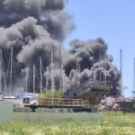 Sul Informação - Incêndio num estaleiro de Olhão está a consumir «várias embarcações» [com fotos]