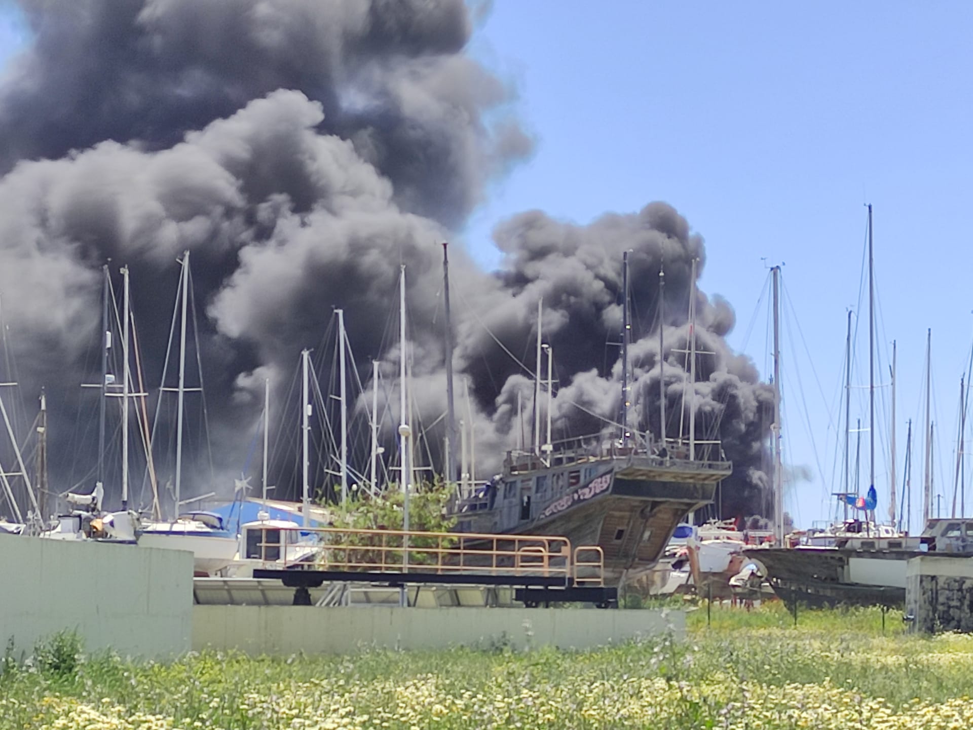 Sul Informação - Incêndio num estaleiro de Olhão está a consumir «várias embarcações» [com fotos]
