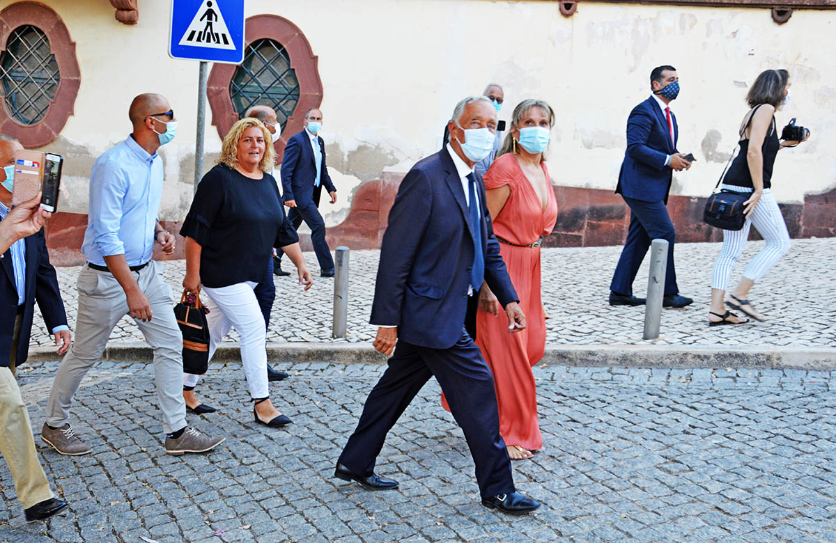 Sul Informação - Marcelo Rebelo de Sousa visita centro histórico de Silves, entre selfies e conversas com turistas