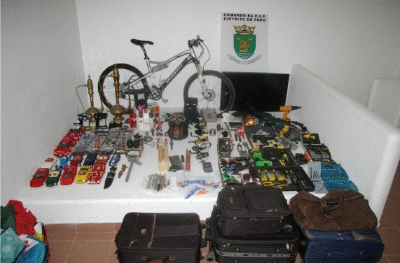 Sul Informação - PSP prende homem suspeito de roubar material de garagens em Faro