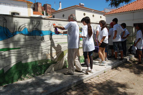 Sul Informação - Alunos de Silves limpam graffiti de painel de Maria Keil (com fotos)