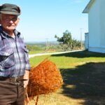 Sul Informação - Voluntários dão uma mãozinha ao senhor Manuel Francisco para recuperar o seu palheiro