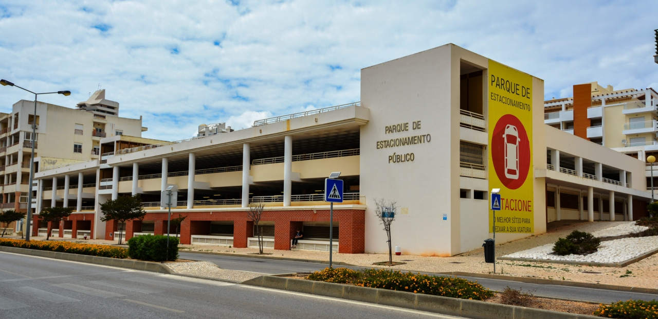 Sul Informação - Parque de estacionamento público de Armação de Pêra está quase a reabrir
