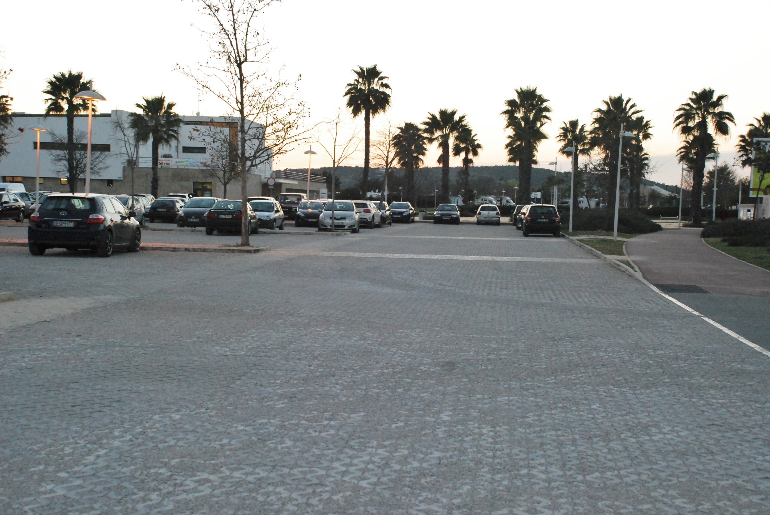Sul Informação - Silves tem parque de estacionamento renovado junto às Piscinas Municipais