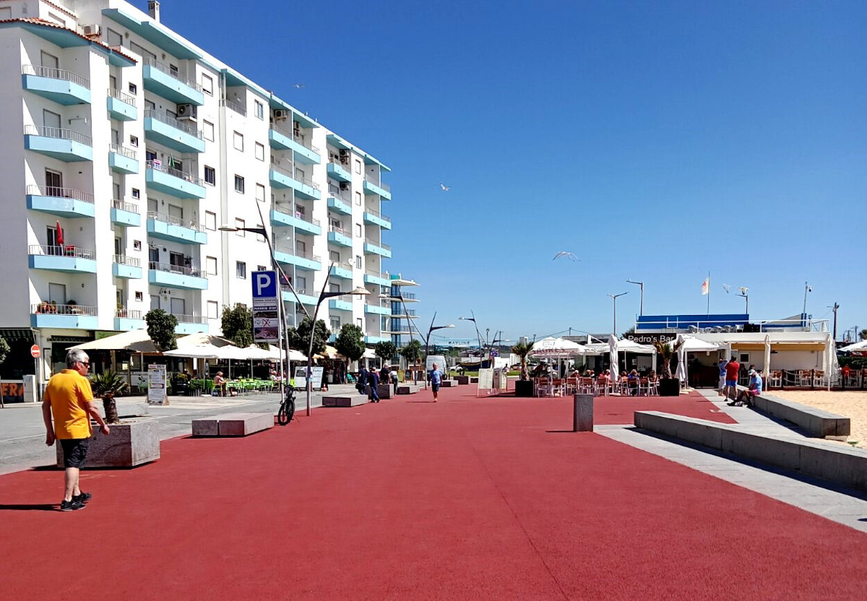 Sul Informação - Reabilitação do pavimento e muro da Rua da Praia em Armação de Pêra está concluída